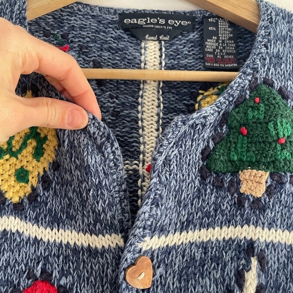 Adorable Eagle’s Eye Hand Knit Christmas Cardigan w/ Wooden Heart Buttons - M - Picture 3 of 6